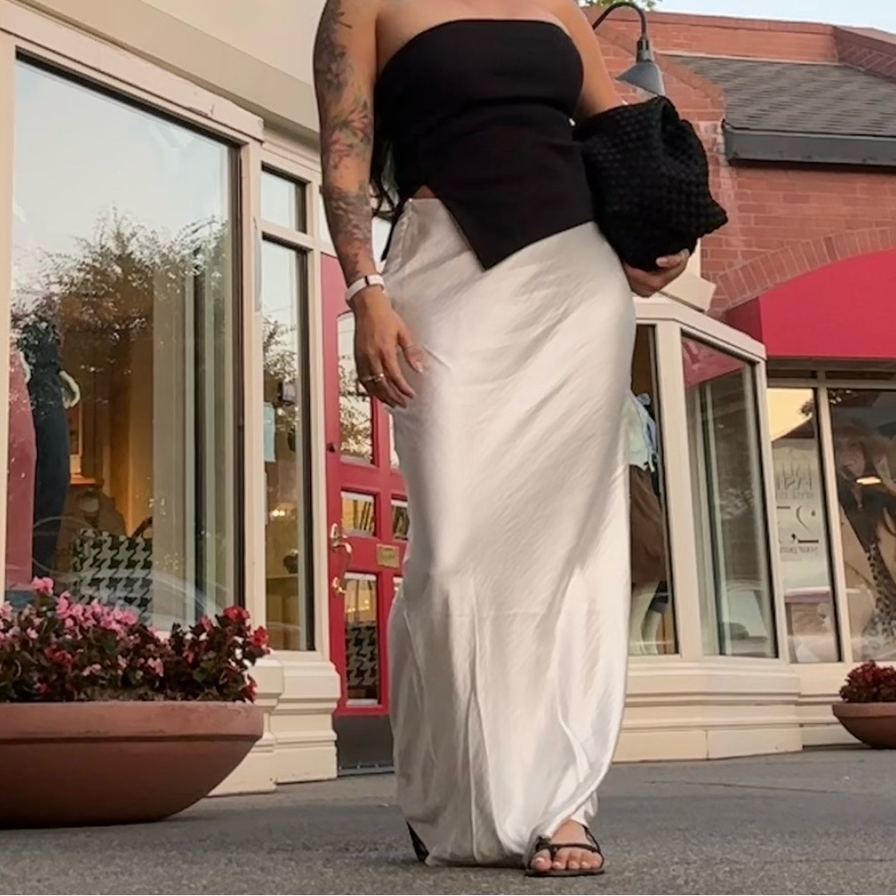4th & Reckless Petite exclusive satin maxi skirt in white
US 6/EU 38